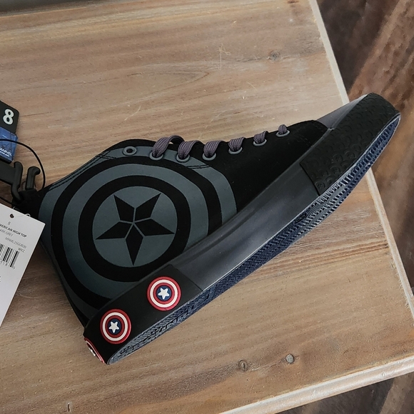 ๐ Captain America High-Top Sneakers โ Size 8 โ Marvel Avengers โ New with Tags - Picture 4 of 12